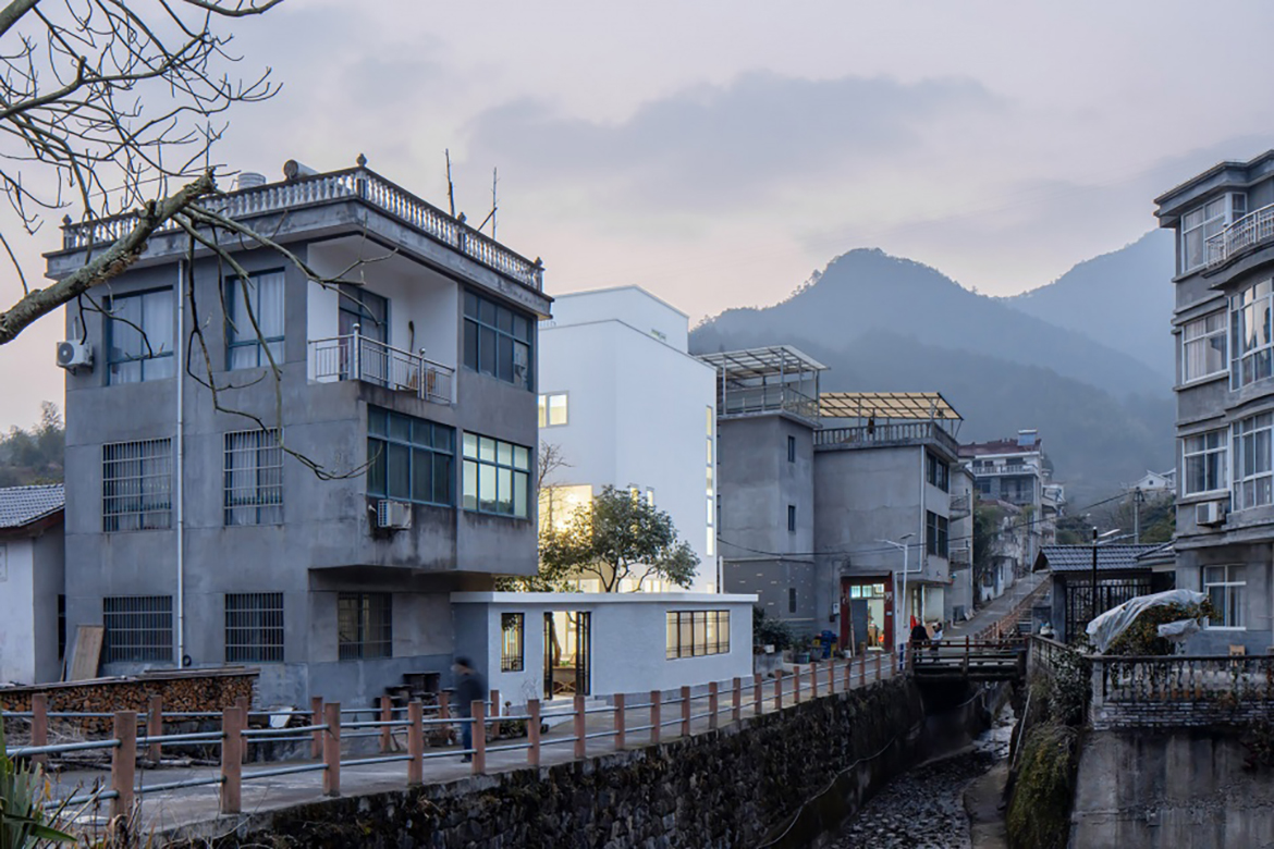 5方宅被周围三层的建筑体量所包围，Fang House is surrounded by three buildings .jpg