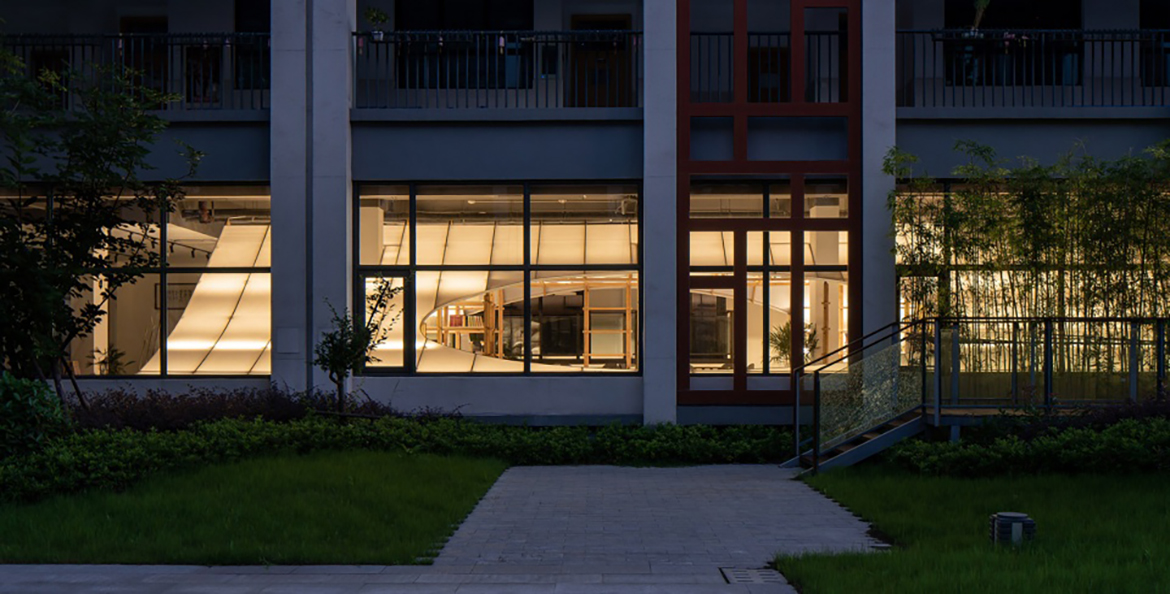 4学校庭院回望书店，仿若一个发光的温室，the bookstore like a glowing greenhouse viewing from courtyard © 方舟.jpg