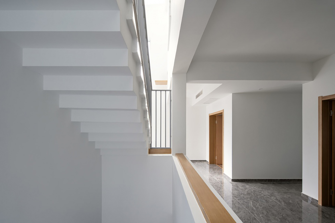 26设置有单跑楼梯的中庭空间，patio space with a straight staircase.jpg
